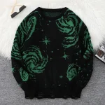 Svart ullsjal med gröna galaxmönster, inspirerad av universum, idealisk för inredning eller som ett original modeaccessoar.