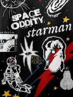Dekorativ matta med astronauter, utomjordingar och kosmiska element för en original och lekfull inredning.