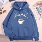 Blå hoodie med en vetenskaplig ekvation E=MC² och en illustrerad kaffekopp, perfekt för vetenskaps- och avslappnad stilentusiaster.