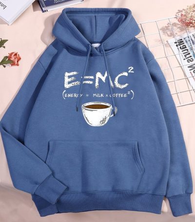Blå hoodie med en vetenskaplig ekvation E=MC² och en illustrerad kaffekopp, perfekt för vetenskaps- och avslappnad stilentusiaster.