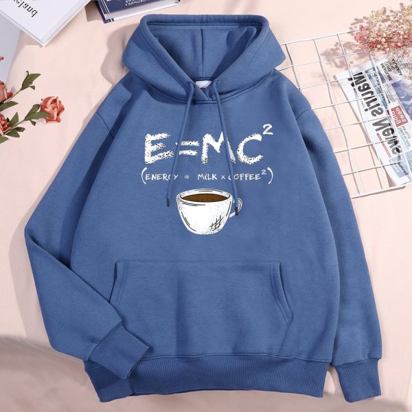 Blå hoodie med en vetenskaplig ekvation E=MC² och en illustrerad kaffekopp, perfekt för vetenskaps- och avslappnad stilentusiaster.