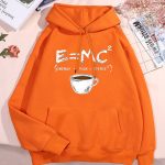 Orange hoodie med formeln E=MC² och en illustrerad kaffekopp.