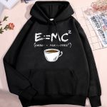 Hoodie med Einsteins vetenskapliga formel och en illustrerad kaffekopp.