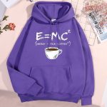 Lila hoodie med formeln E=MC² och en illustrerad kaffekopp.
