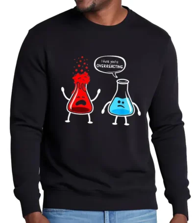 Svart sweatshirt med illustration av två antropomorfiserade kemiflaskor, en arg och den andra skrattande, med texten "Thank you’re OVERREACTING".