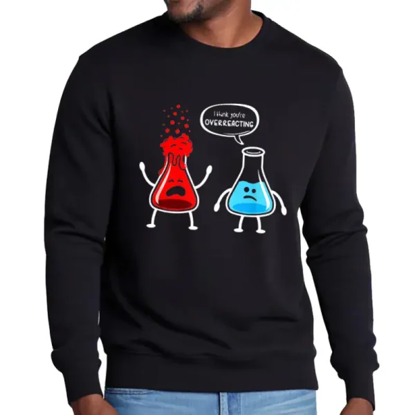 Svart sweatshirt med illustration av två antropomorfiserade kemiflaskor, en arg och den andra skrattande, med texten "Thank you’re OVERREACTING".