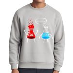 Grå sweatshirt med illustration av två antropomorfa labbflaskor, en arg och en lugn, med en humoristisk text "Jag överreagerar för mycket".