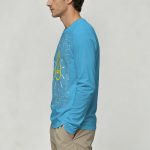 Lysande vetenskapligt hänge i form av en labbballong, upplyst i gult, hängande i en tråd, med kemiska element och bubblor runtom.