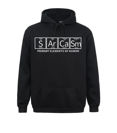 Svart hoodie med humoristisk design baserad på det periodiska systemet, som framhäver symbolen "SArCaSm" för "Humor".