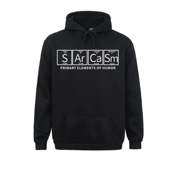 Svart hoodie med humoristisk design baserad på det periodiska systemet, som framhäver symbolen "SArCaSm" för "Humor".