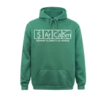 Grön hoodie med den kemiska formeln "SArCaSm" och texten "Huvudelementen av humor" för en avslappnad och rolig stil.