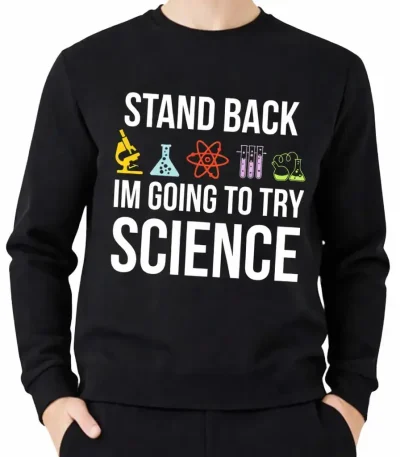 En svart hoodie med texten "Stand Back, I'm Going to Try Science" och färgglada laboratorieikoner, idealisk för vetenskapsentusiaster och vetenskaplig inredning.