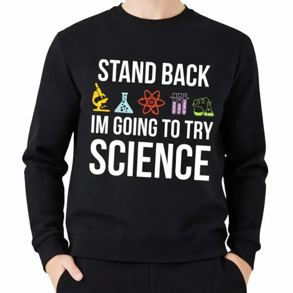 En svart hoodie med texten "Stand Back, I'm Going to Try Science" och färgglada laboratorieikoner, idealisk för vetenskapsentusiaster och vetenskaplig inredning.