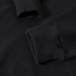 Kontrollera den mjuka texturen och den enkla designen av denna svarta tröja, idealisk för en avslappnad outfit eller för att lägga till en touch av komfort till din vardagsstil.