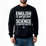 Svart sweatshirt med humoristiskt budskap om vikten av vetenskap jämfört med engelska, idealisk för vetenskaps- och humorentusiaster.