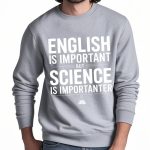 Grå sweatshirt med humoristiskt budskap om vikten av vetenskap jämfört med engelska, idealisk för vetenskaps- och humorentusiaster.