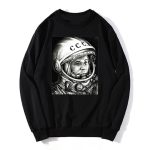Svart klädesplagg med svartvitt motiv av Yuri Gagarin, den första mannen i rymden, iförd rymddräkt och hjälm.