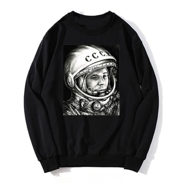 Svart klädesplagg med svartvitt motiv av Yuri Gagarin, den första mannen i rymden, iförd rymddräkt och hjälm.