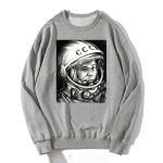 Grå sweatshirt med en svartvit tryck av den sovjetiska kosmonauten Yuri Gagarin, den första mannen i rymden, iförd sin rymdhjälm.