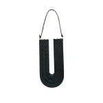 Svart U-formad hängande dekoration, modern och minimalistisk design, perfekt för vetenskaps- och originell inredning. Lätt att bära som halsband eller som inredning.