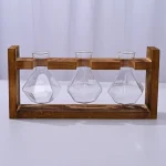 Laboratorieglasflaskor med träställning för vetenskapliga experiment eller dekoration. Perfekta för utbildnings- eller dekorativ användning i industriell eller vetenskaplig stil.
