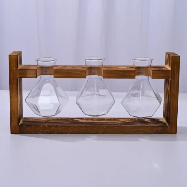 Laboratorieglasflaskor med träställning för vetenskapliga experiment eller dekoration. Perfekta för utbildnings- eller dekorativ användning i industriell eller vetenskaplig stil.