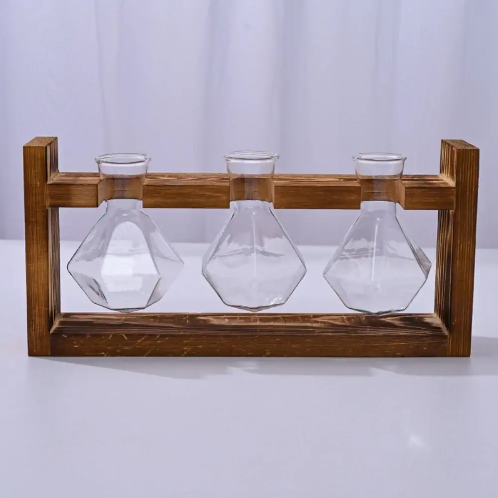 Laboratorieglasflaskor med träställning för vetenskapliga experiment eller dekoration. Perfekta för utbildnings- eller dekorativ användning i industriell eller vetenskaplig stil.