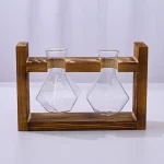 Laboratorieglasflaskor med träställning för vetenskapliga experiment eller dekoration. Perfekta för utbildnings- eller dekorativ användning i industriell eller vetenskaplig stil.