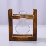 Träställning med glasflaska för vetenskapliga experiment.