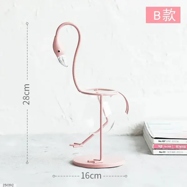 Dekorativ rosa flamingo i metall, höjd 28 cm, bredd 16 cm, perfekt för inredning eller som samlarobjekt.