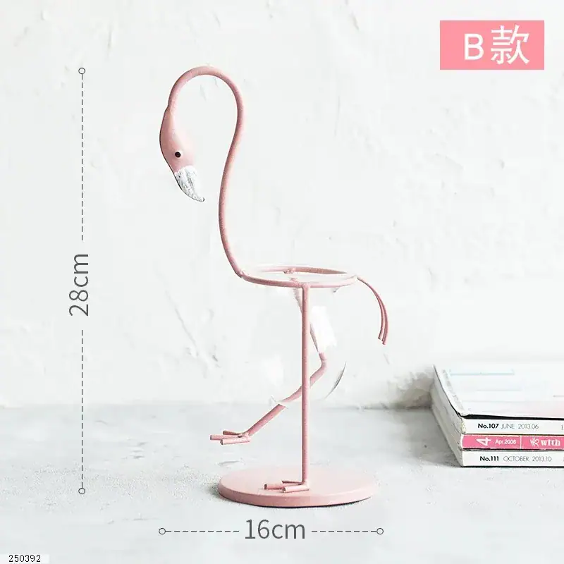 Dekorativ rosa flamingo i metall, höjd 28 cm, bredd 16 cm, perfekt för inredning eller som samlarobjekt.