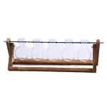 Laboratoriebalans med fem hängande glasballonger, idealisk för utbildande experiment eller vetenskapliga dekorationer.