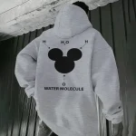 Grå hoodie med vetenskaplig illustration av vattenmolekylen och formeln H2O, perfekt för vetenskapsentusiaster och design.