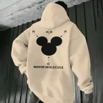 Beige hoodie med illustration av en stiliserad vattenmolekyl som representerar strukturen H2O, perfekt för vetenskapsentusiaster och vetenskaplig inredning.