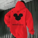 Plagg med vetenskaplig illustration av vattenmolekyl på en röd hoodie.