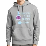 Grå hoodie med vetenskapligt slogan "Chemistry is like cooking" illustrerad med en kolv och en sked, perfekt för vetenskaps- och avslappnad mode.